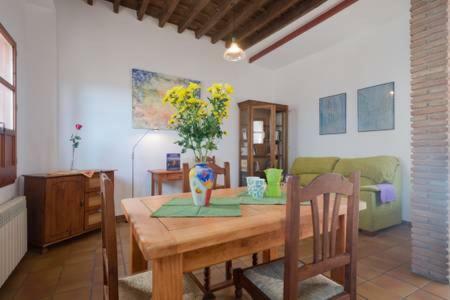 Spacious Sunny And Quiet Albayzin Apartment